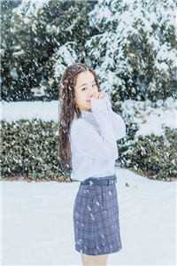 趁乱搬空女主仓库，她在荒年吃饱穿暖
