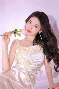 活成前任白月光后，她桃花朵朵开