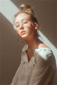 世子的朱砂痣是女装大佬